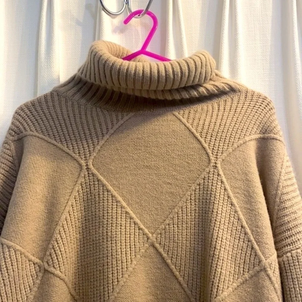 Women’s Main Strip Heavy Turtle Neck Sweater Size Medium